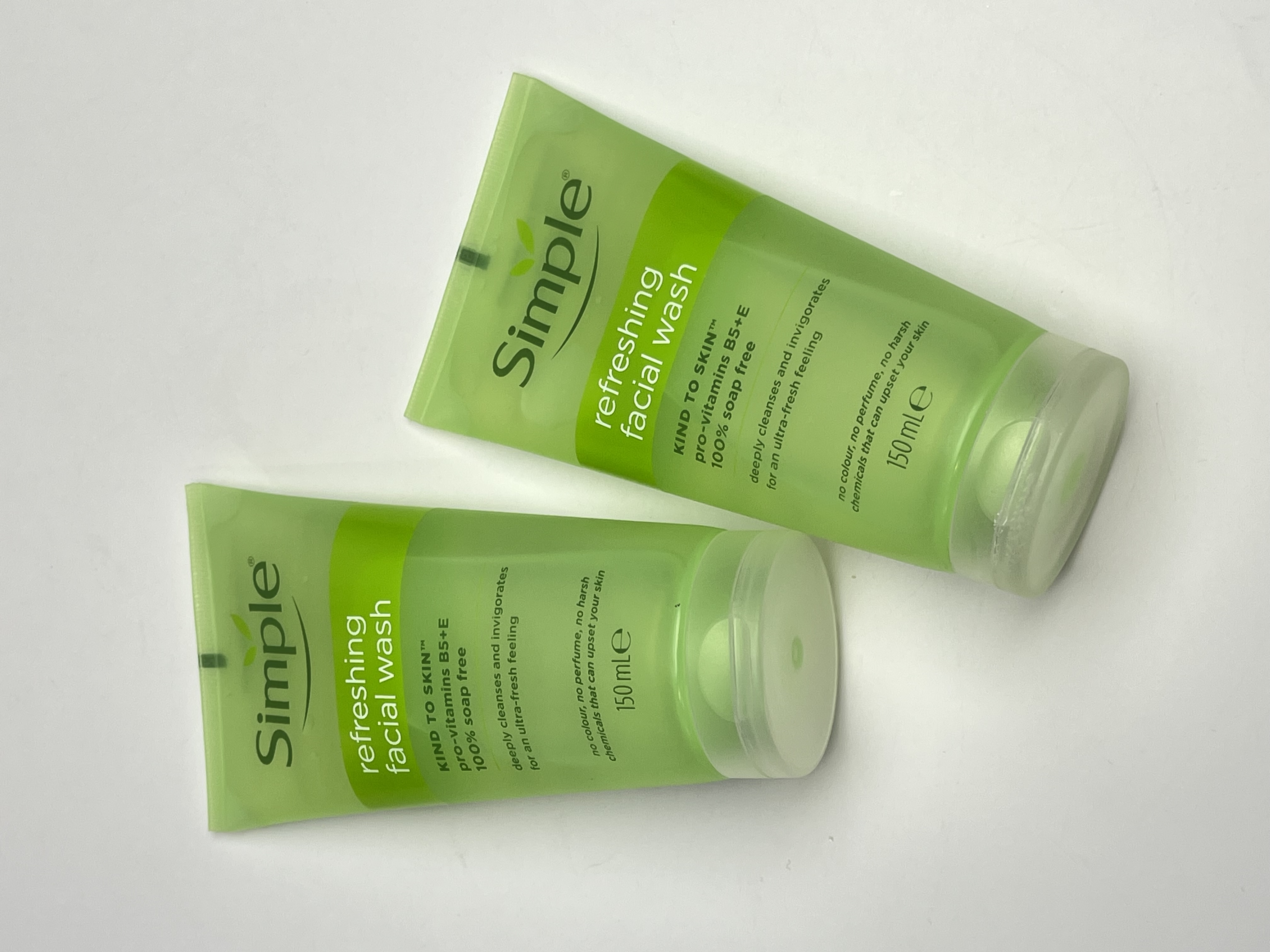 ژل شستشو آبرسان و پاکسازی کننده صورت سیمپل مدل Refreshing